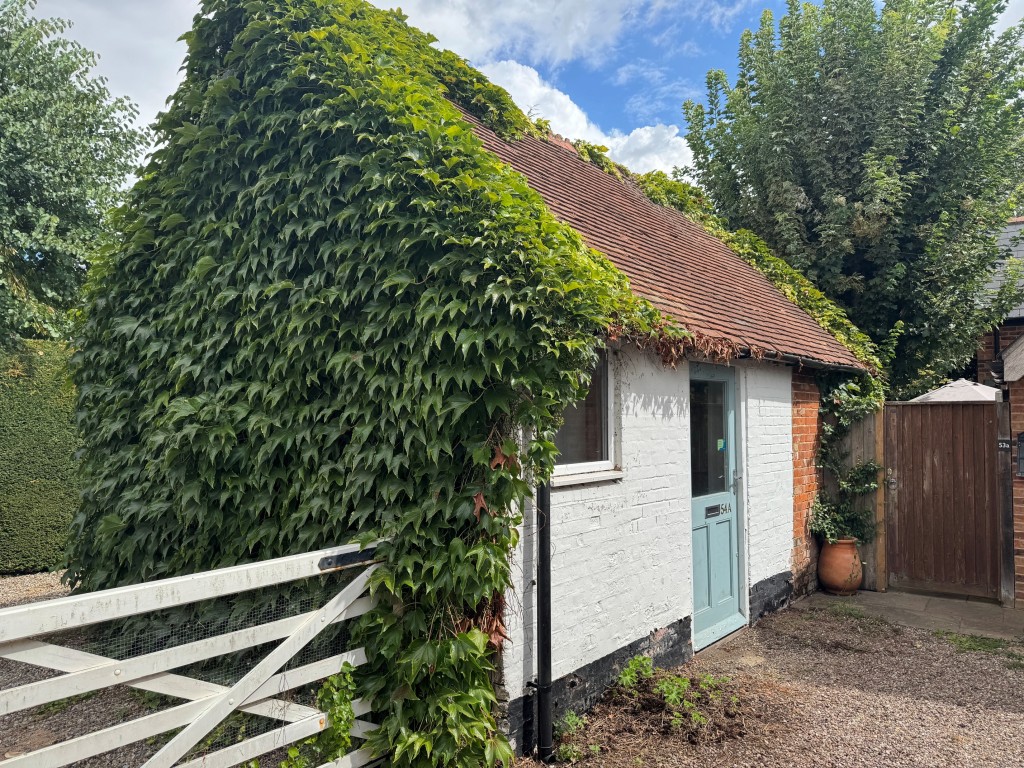 Lot: 123 - FORMER HAIRDRESSING SALON WITH POTENTIAL - The property - alternative view